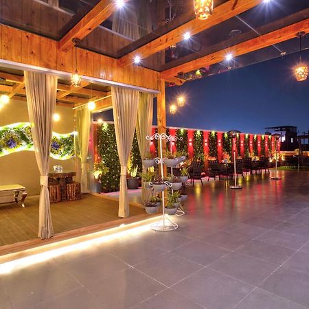 Newly Built Gold The Royal With Rooftop Restaurant - 2Mins Walk From New Delhi Rail Station & 5Mins From Connaught Place Ngoại thất bức ảnh