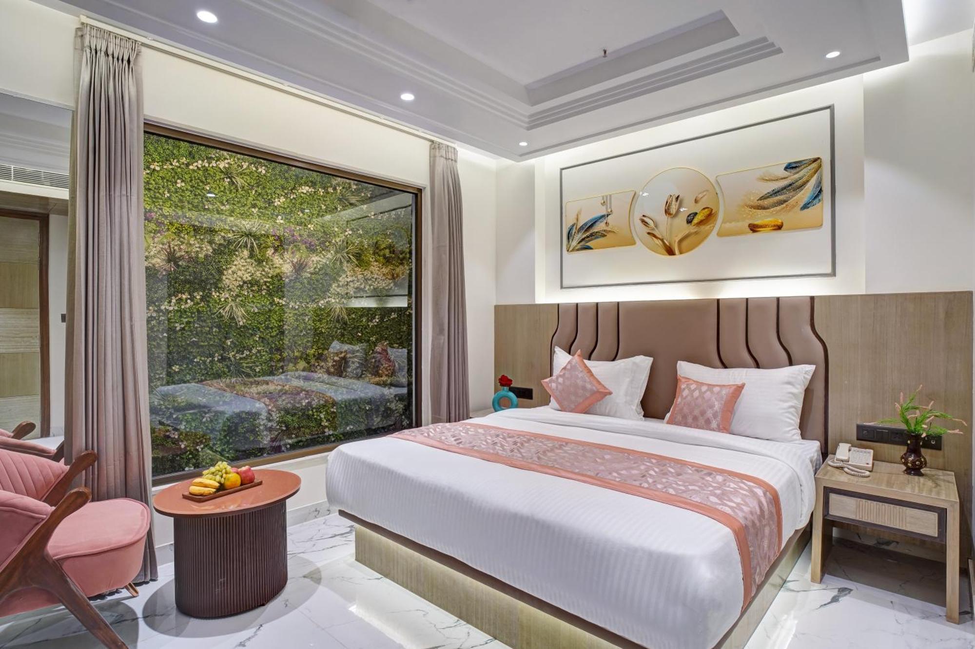 Newly Built Gold The Royal With Rooftop Restaurant - 2Mins Walk From New Delhi Rail Station & 5Mins From Connaught Place Ngoại thất bức ảnh