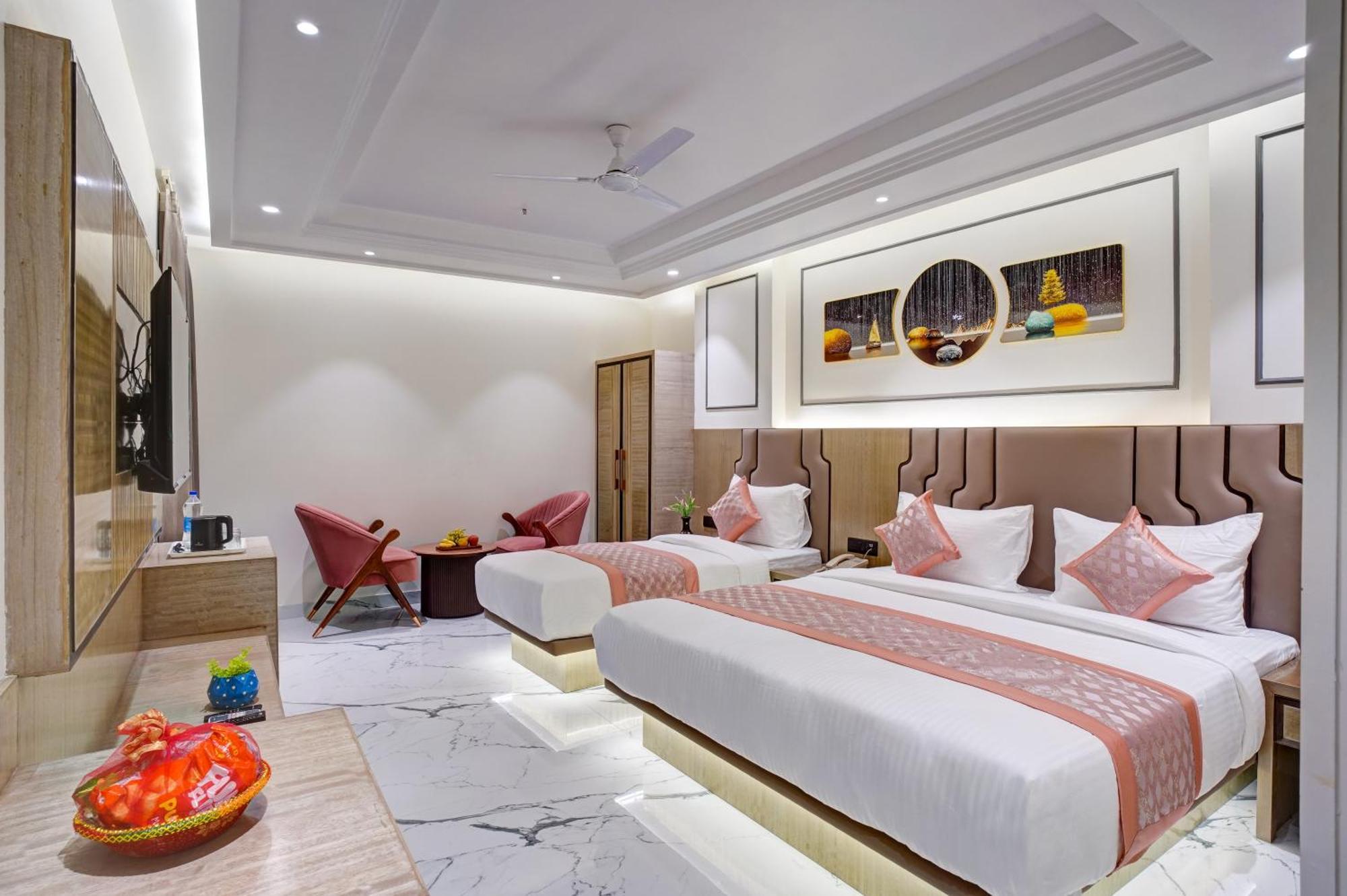 Newly Built Gold The Royal With Rooftop Restaurant - 2Mins Walk From New Delhi Rail Station & 5Mins From Connaught Place Ngoại thất bức ảnh
