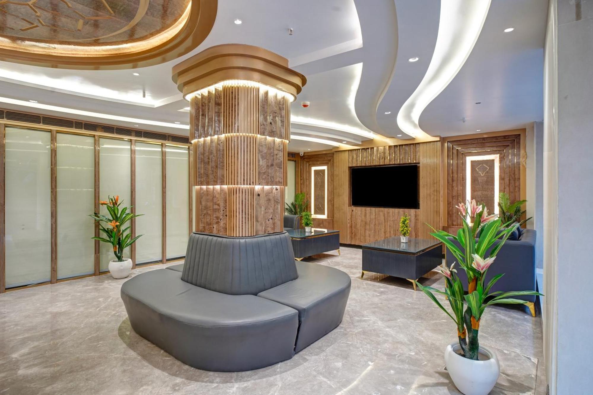 Newly Built Gold The Royal With Rooftop Restaurant - 2Mins Walk From New Delhi Rail Station & 5Mins From Connaught Place Ngoại thất bức ảnh
