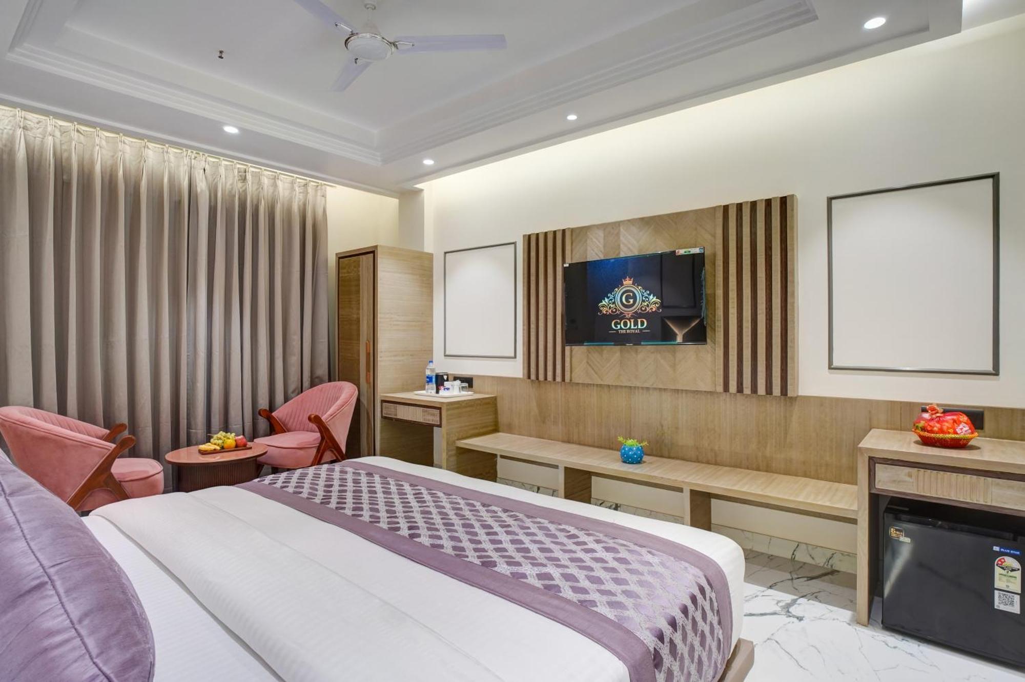 Newly Built Gold The Royal With Rooftop Restaurant - 2Mins Walk From New Delhi Rail Station & 5Mins From Connaught Place Ngoại thất bức ảnh