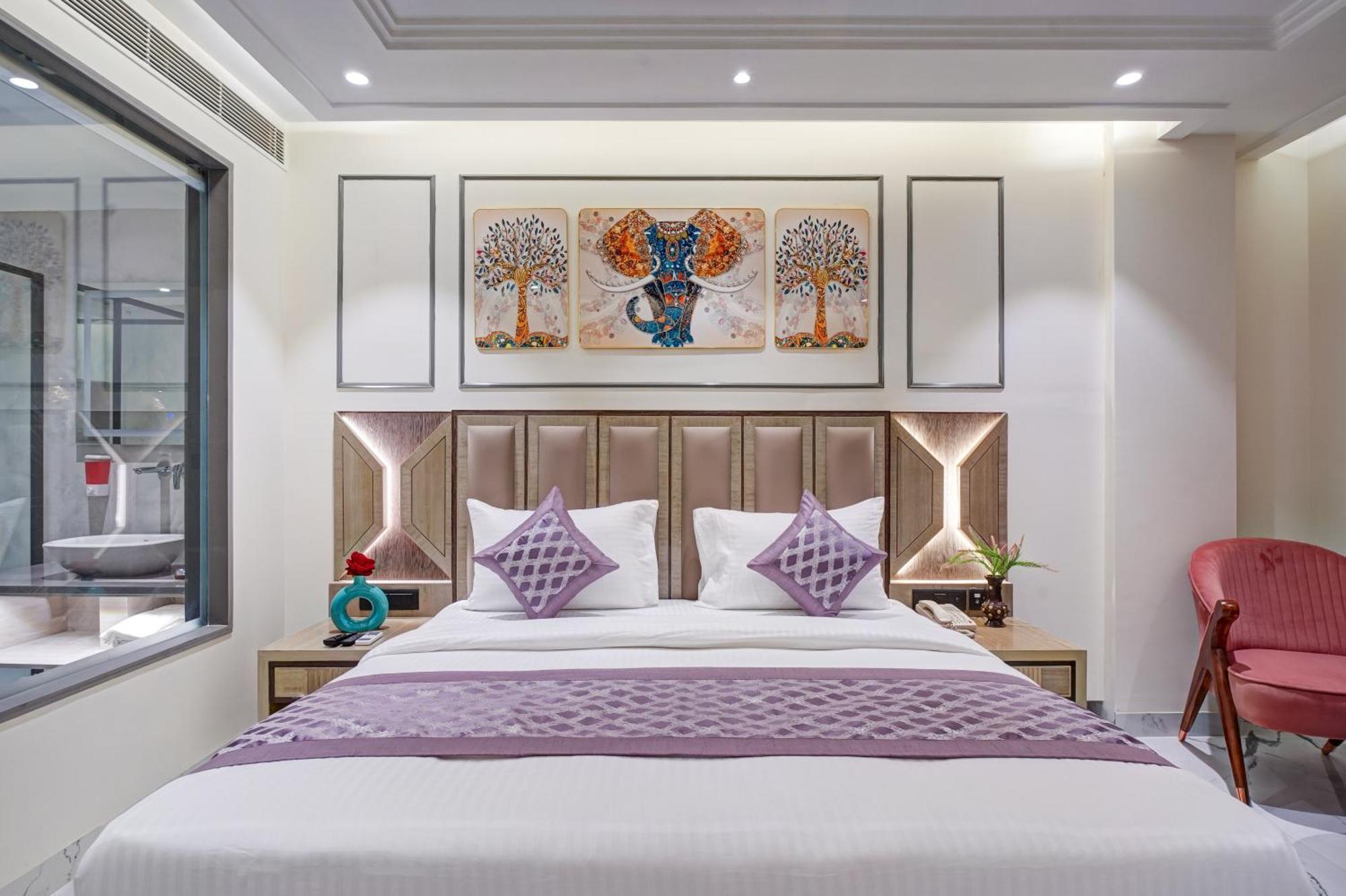 Newly Built Gold The Royal With Rooftop Restaurant - 2Mins Walk From New Delhi Rail Station & 5Mins From Connaught Place Ngoại thất bức ảnh