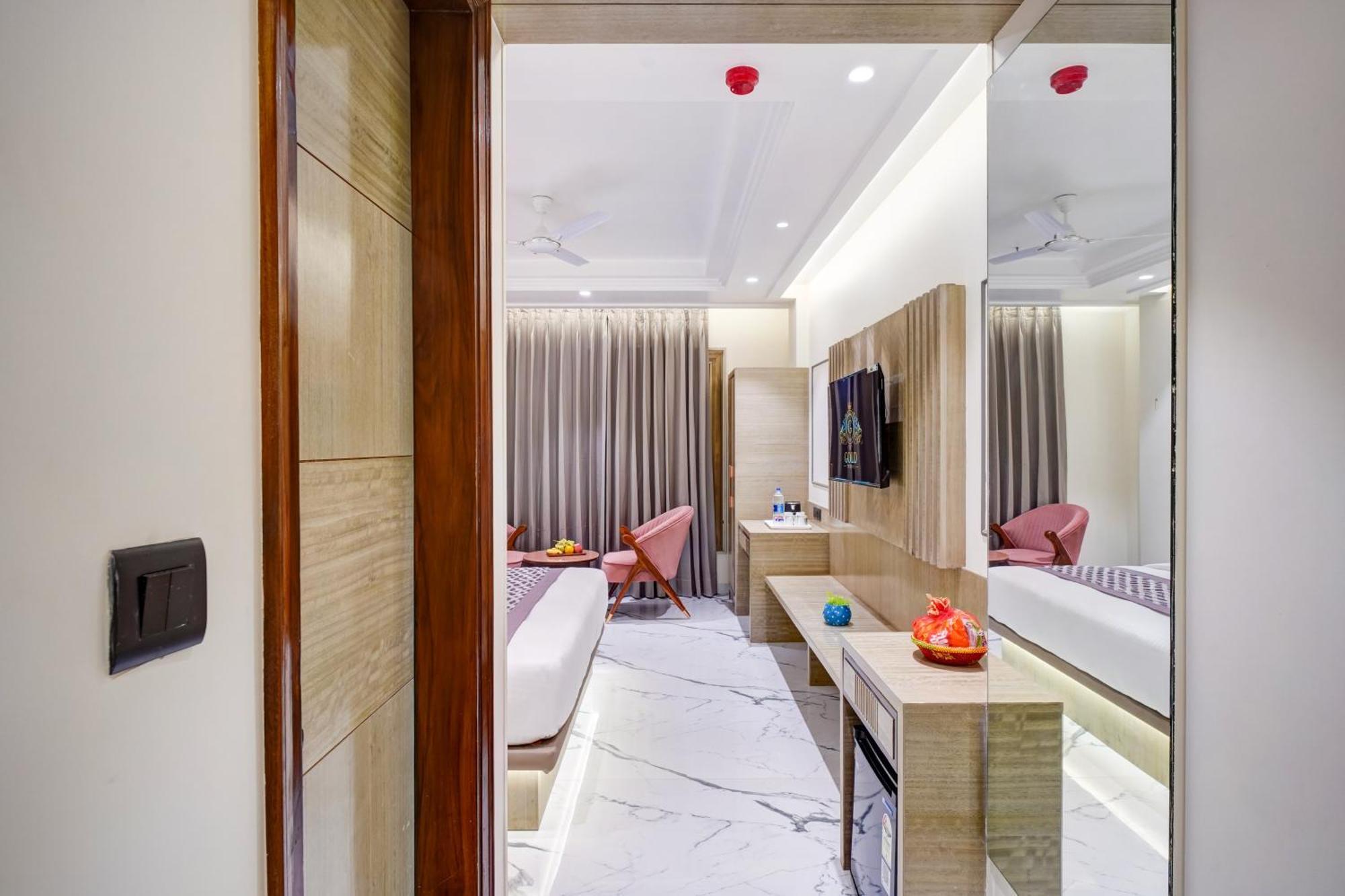 Newly Built Gold The Royal With Rooftop Restaurant - 2Mins Walk From New Delhi Rail Station & 5Mins From Connaught Place Ngoại thất bức ảnh