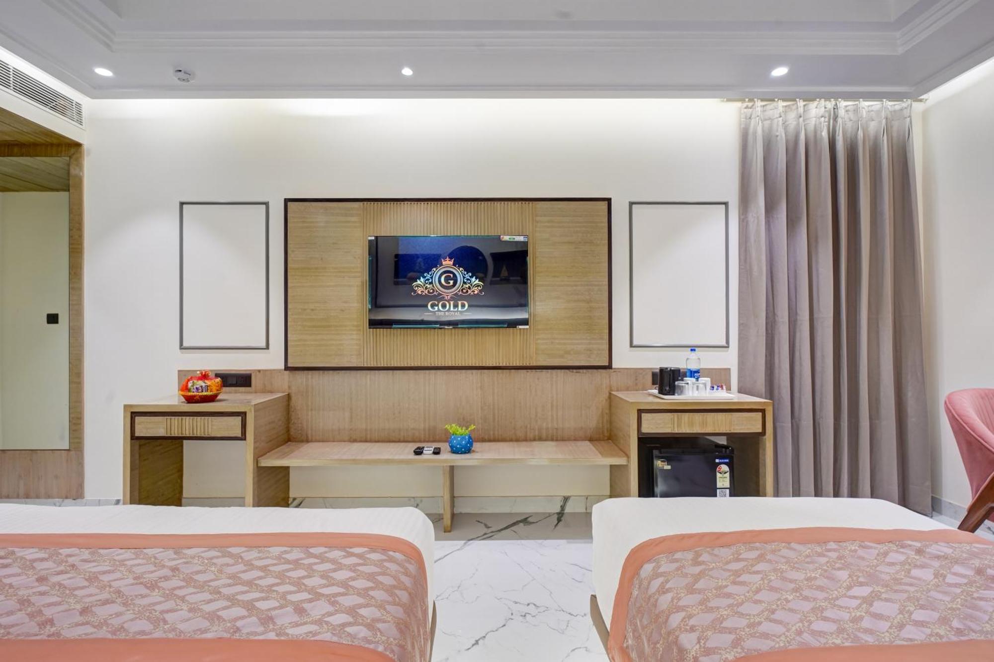 Newly Built Gold The Royal With Rooftop Restaurant - 2Mins Walk From New Delhi Rail Station & 5Mins From Connaught Place Ngoại thất bức ảnh