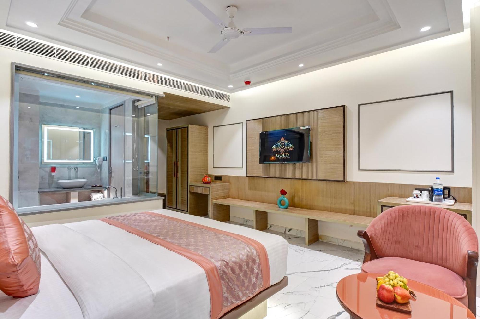 Newly Built Gold The Royal With Rooftop Restaurant - 2Mins Walk From New Delhi Rail Station & 5Mins From Connaught Place Ngoại thất bức ảnh