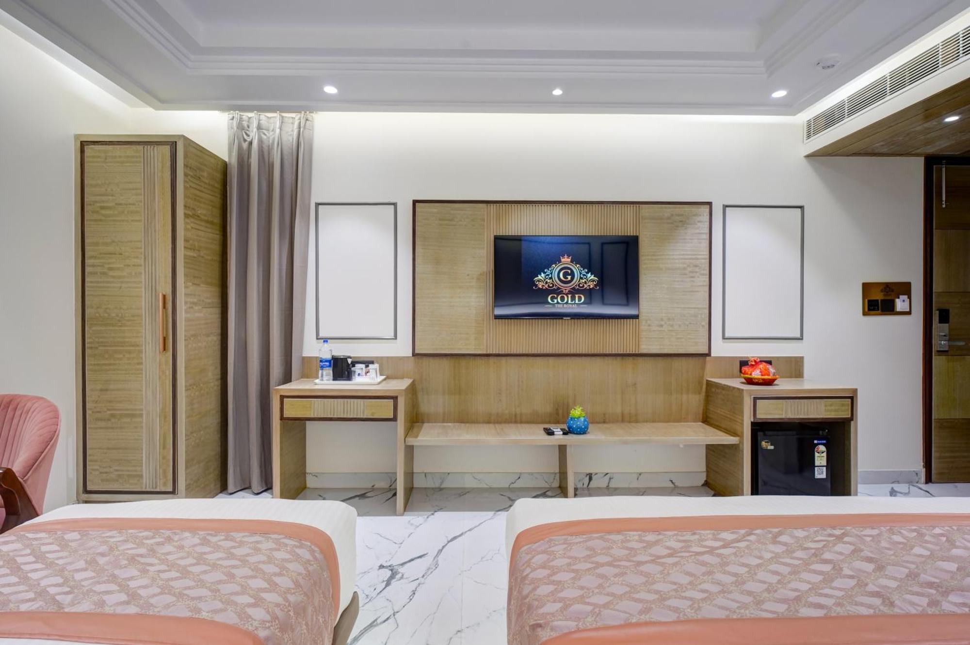 Newly Built Gold The Royal With Rooftop Restaurant - 2Mins Walk From New Delhi Rail Station & 5Mins From Connaught Place Ngoại thất bức ảnh