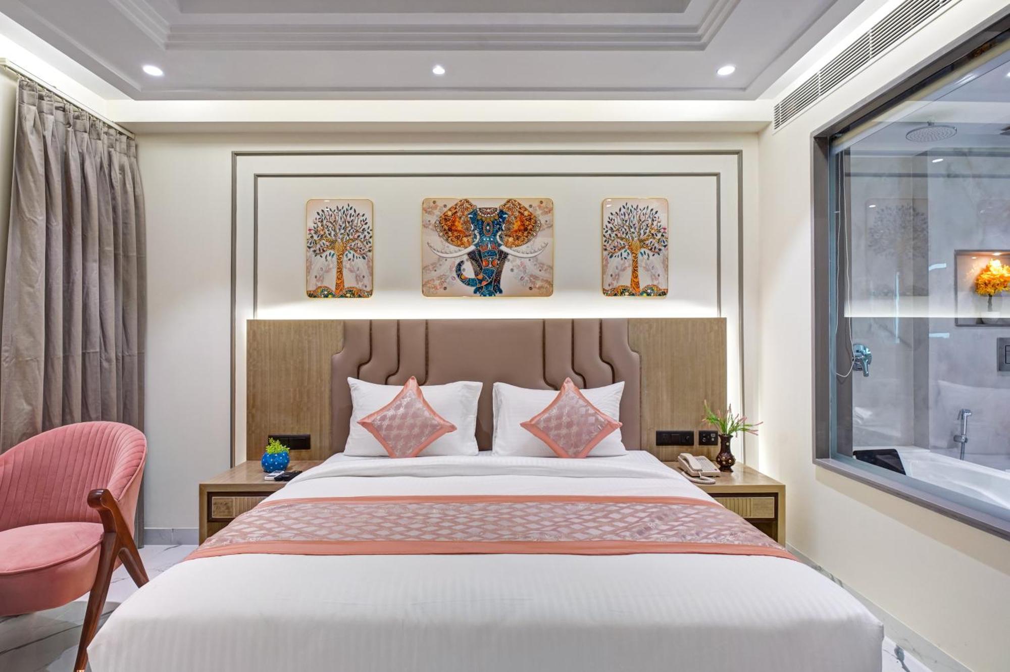 Newly Built Gold The Royal With Rooftop Restaurant - 2Mins Walk From New Delhi Rail Station & 5Mins From Connaught Place Ngoại thất bức ảnh