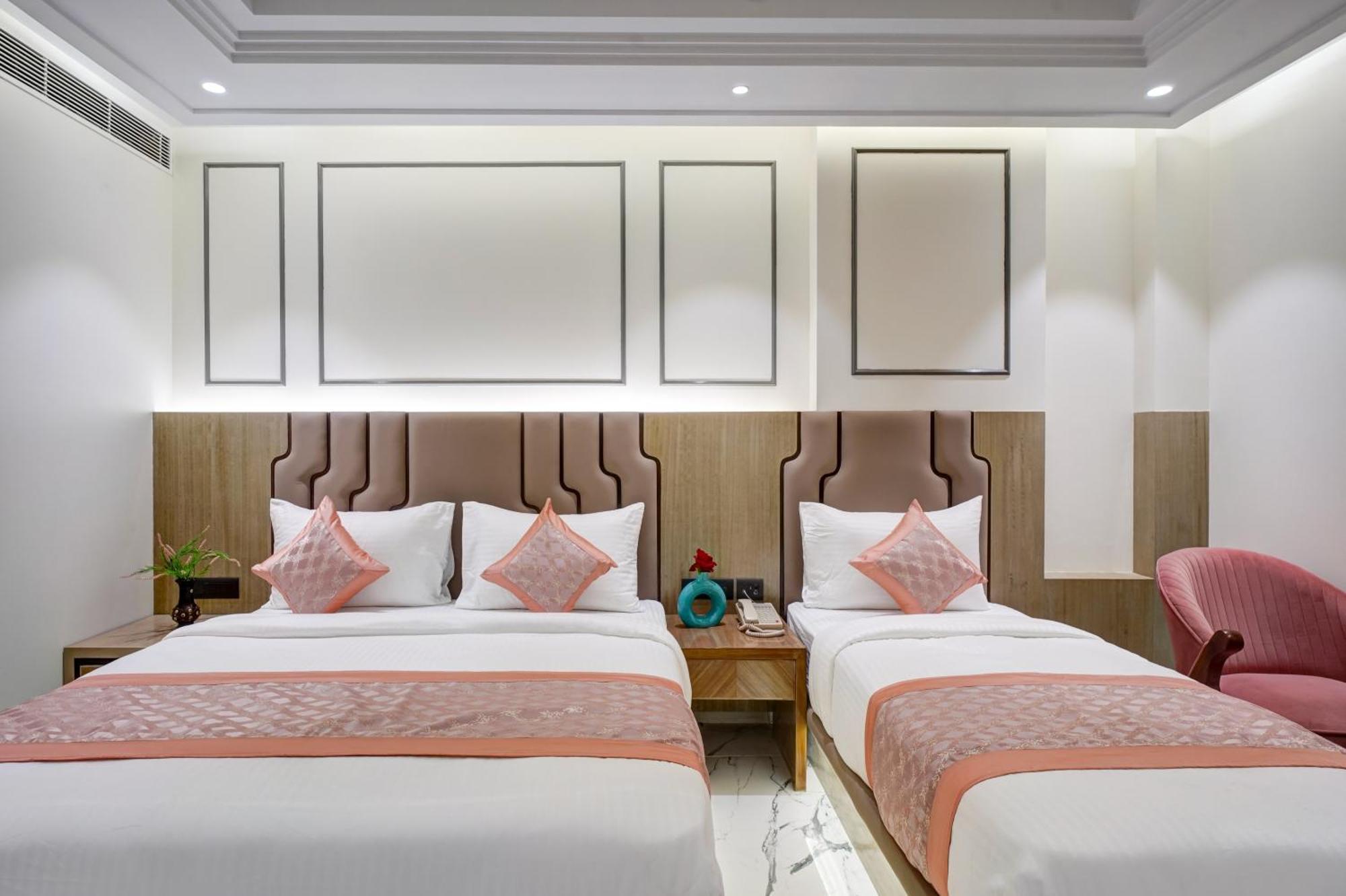 Newly Built Gold The Royal With Rooftop Restaurant - 2Mins Walk From New Delhi Rail Station & 5Mins From Connaught Place Ngoại thất bức ảnh