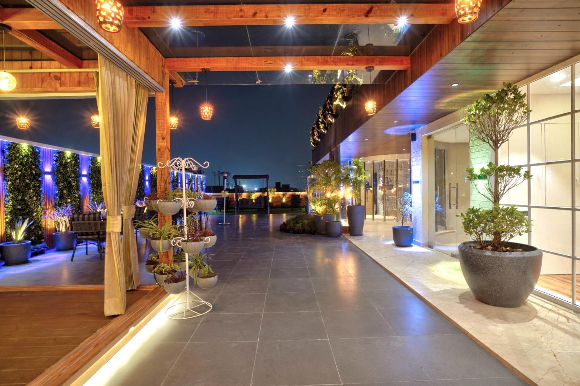 Newly Built Gold The Royal With Rooftop Restaurant - 2Mins Walk From New Delhi Rail Station & 5Mins From Connaught Place Ngoại thất bức ảnh