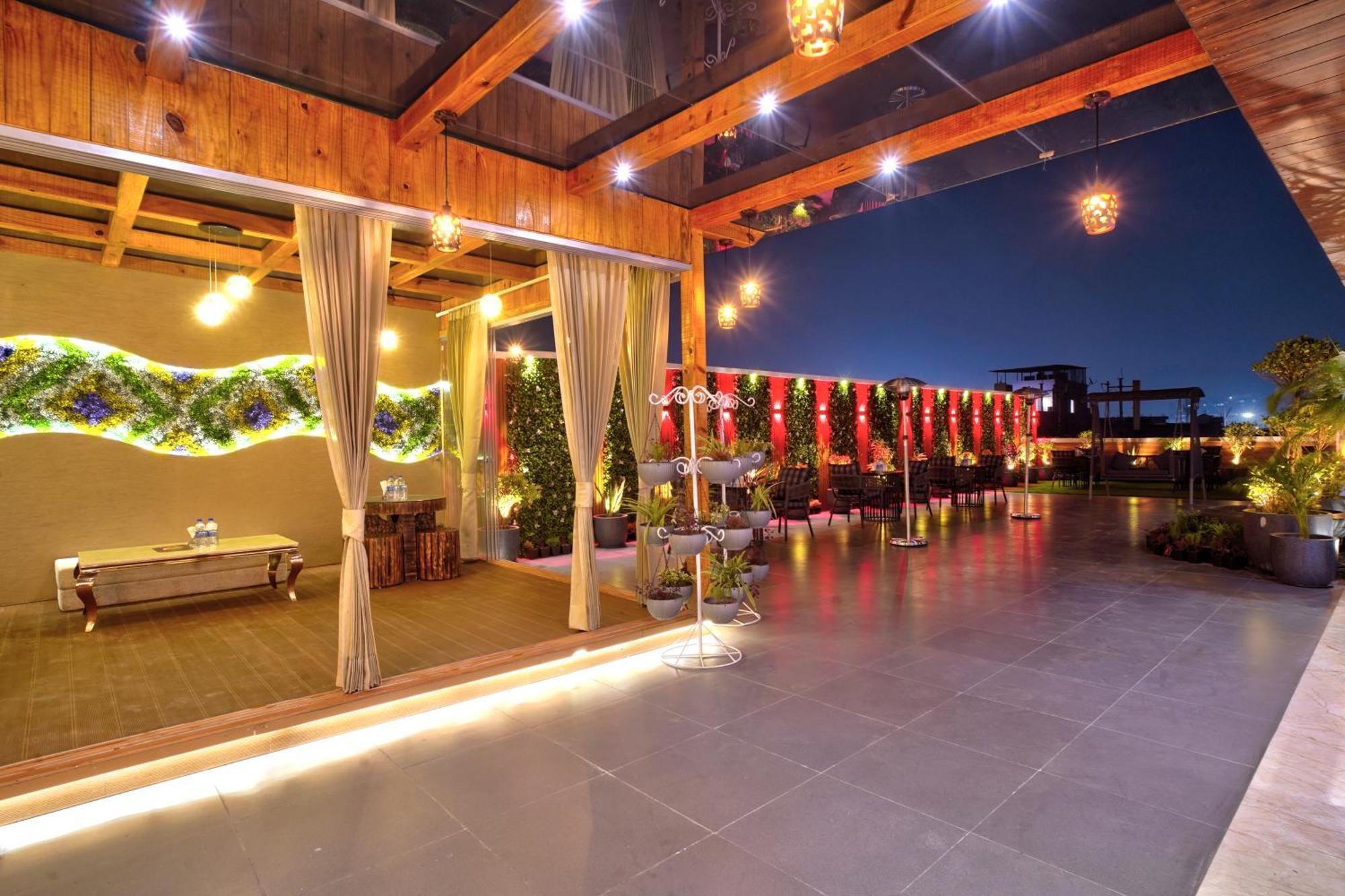 Newly Built Gold The Royal With Rooftop Restaurant - 2Mins Walk From New Delhi Rail Station & 5Mins From Connaught Place Ngoại thất bức ảnh