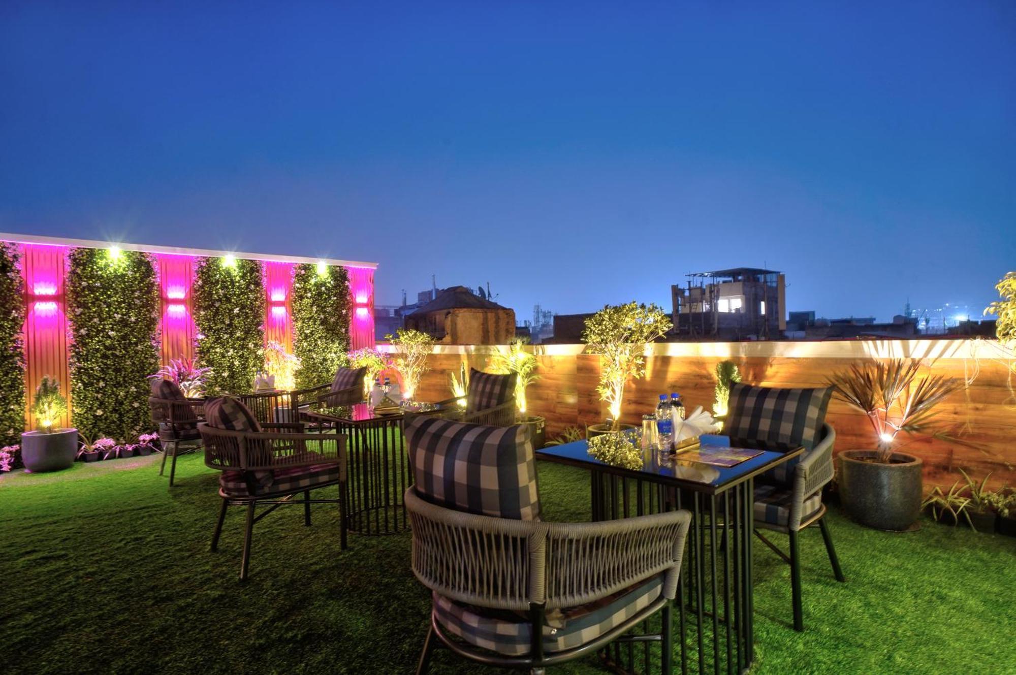 Newly Built Gold The Royal With Rooftop Restaurant - 2Mins Walk From New Delhi Rail Station & 5Mins From Connaught Place Ngoại thất bức ảnh