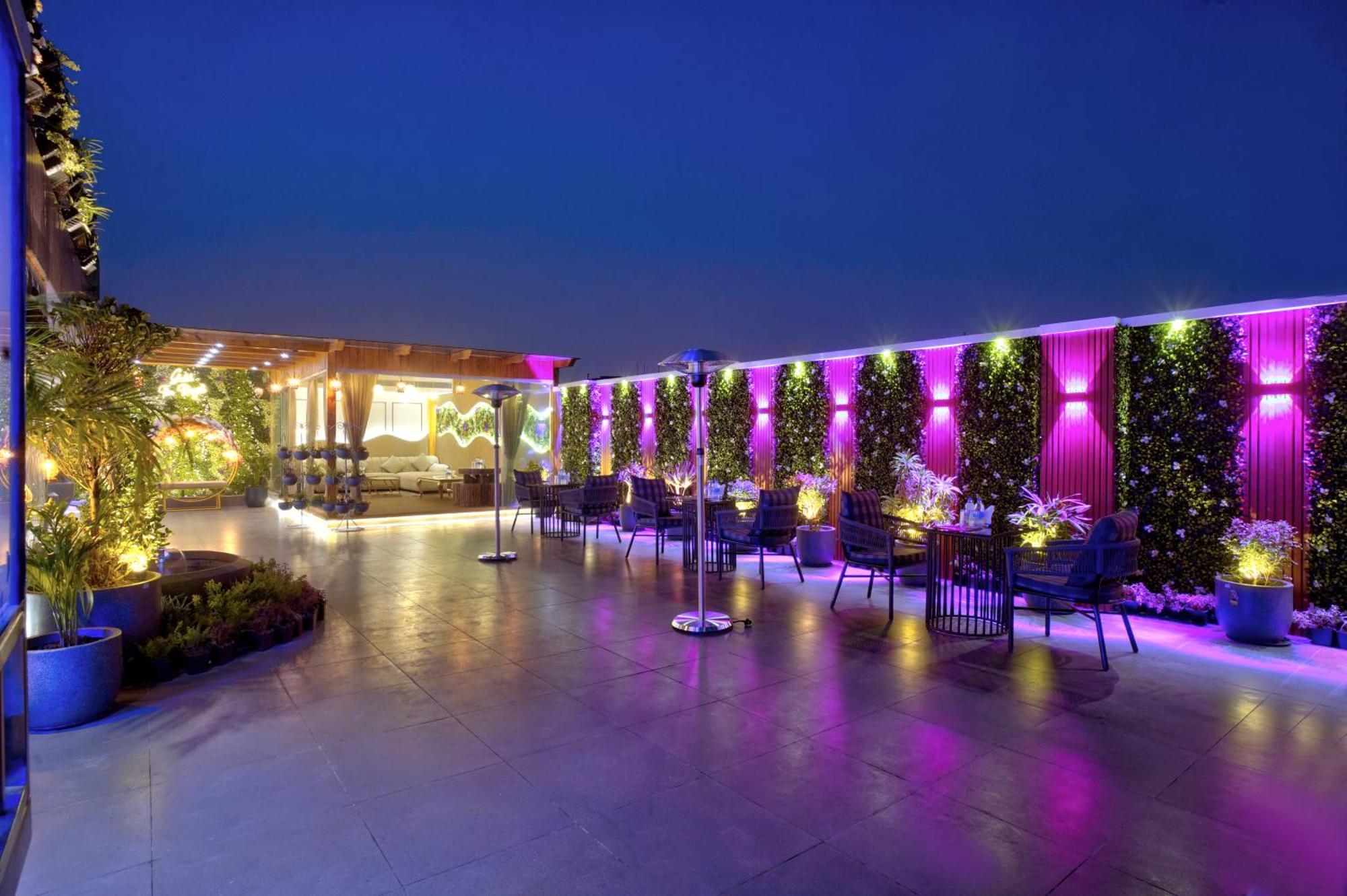 Newly Built Gold The Royal With Rooftop Restaurant - 2Mins Walk From New Delhi Rail Station & 5Mins From Connaught Place Ngoại thất bức ảnh