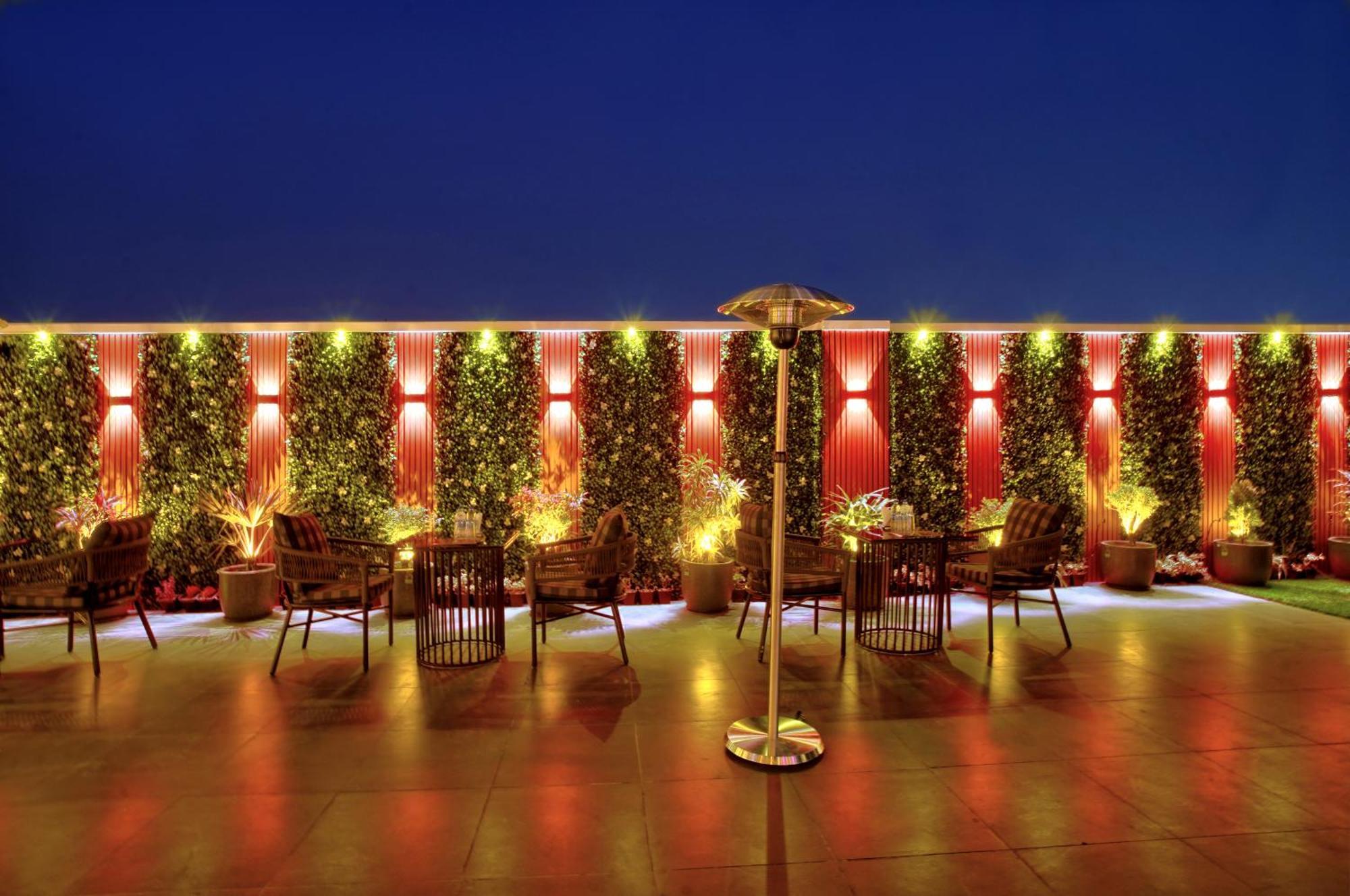 Newly Built Gold The Royal With Rooftop Restaurant - 2Mins Walk From New Delhi Rail Station & 5Mins From Connaught Place Ngoại thất bức ảnh