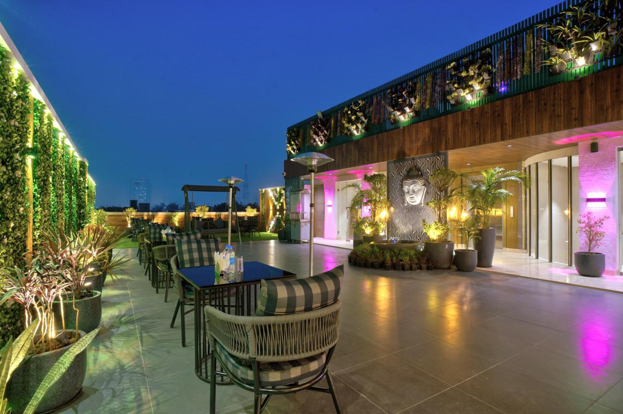 Newly Built Gold The Royal With Rooftop Restaurant - 2Mins Walk From New Delhi Rail Station & 5Mins From Connaught Place Ngoại thất bức ảnh