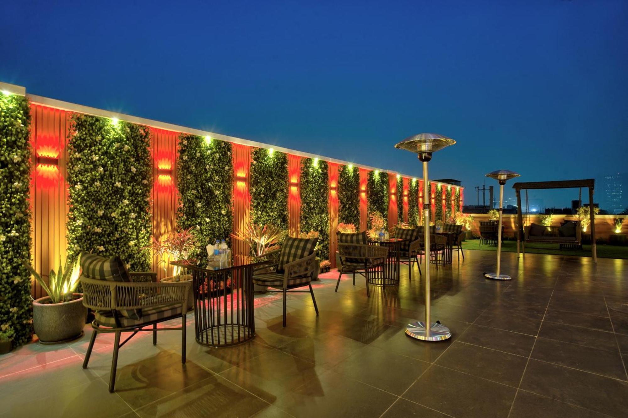 Newly Built Gold The Royal With Rooftop Restaurant - 2Mins Walk From New Delhi Rail Station & 5Mins From Connaught Place Ngoại thất bức ảnh