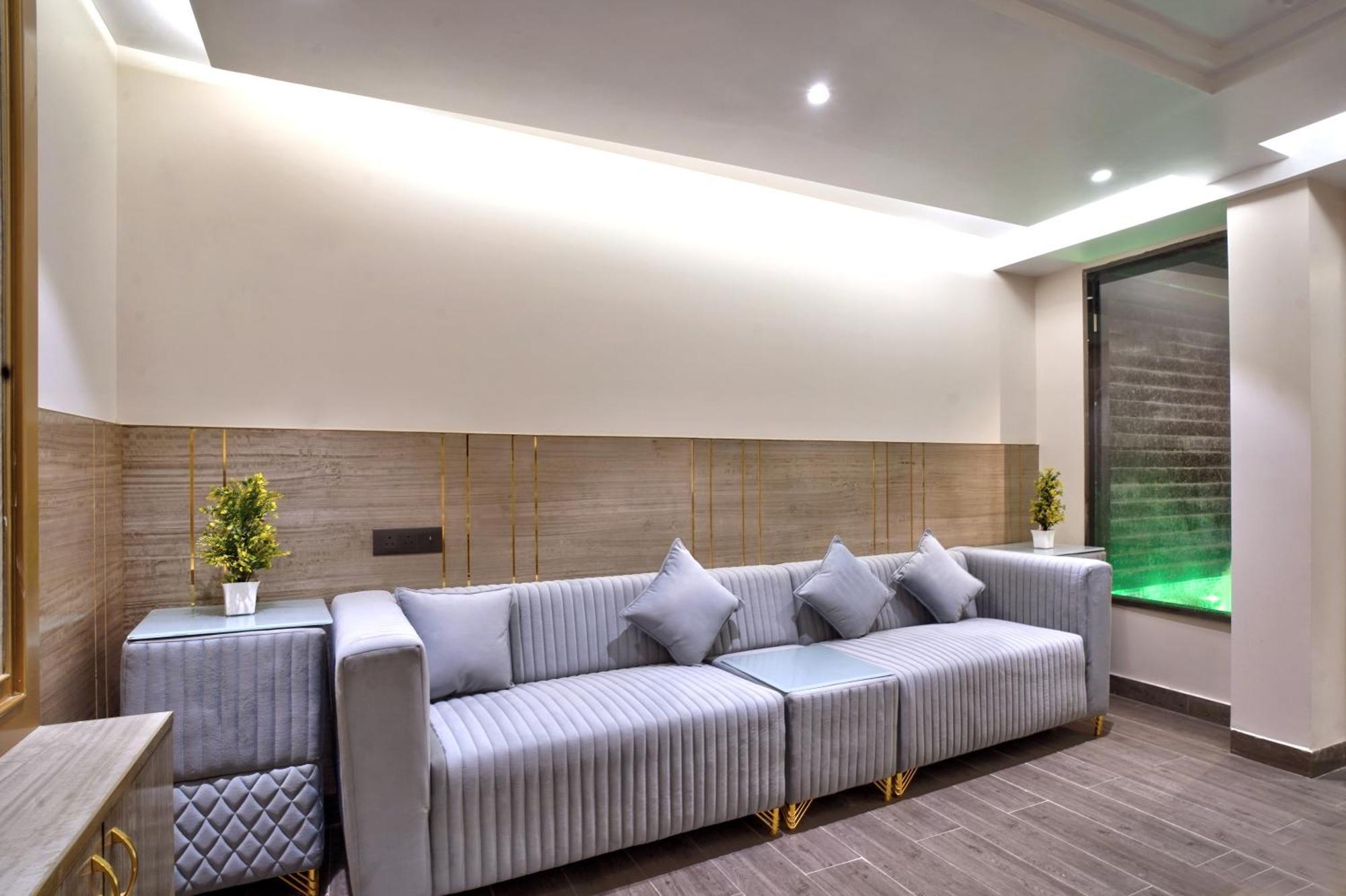 Newly Built Gold The Royal With Rooftop Restaurant - 2Mins Walk From New Delhi Rail Station & 5Mins From Connaught Place Ngoại thất bức ảnh