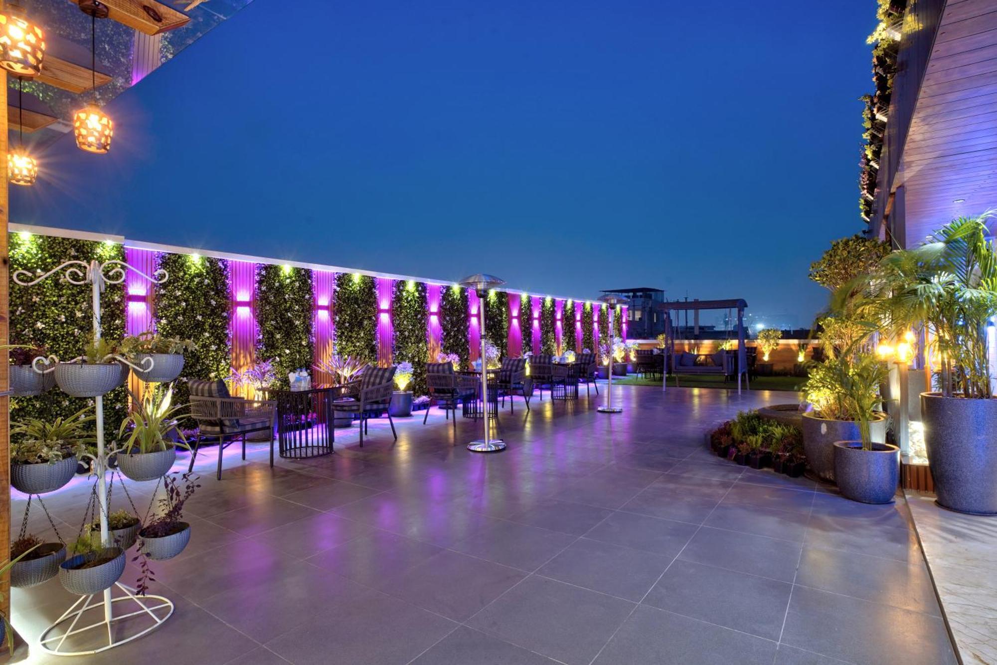 Newly Built Gold The Royal With Rooftop Restaurant - 2Mins Walk From New Delhi Rail Station & 5Mins From Connaught Place Ngoại thất bức ảnh