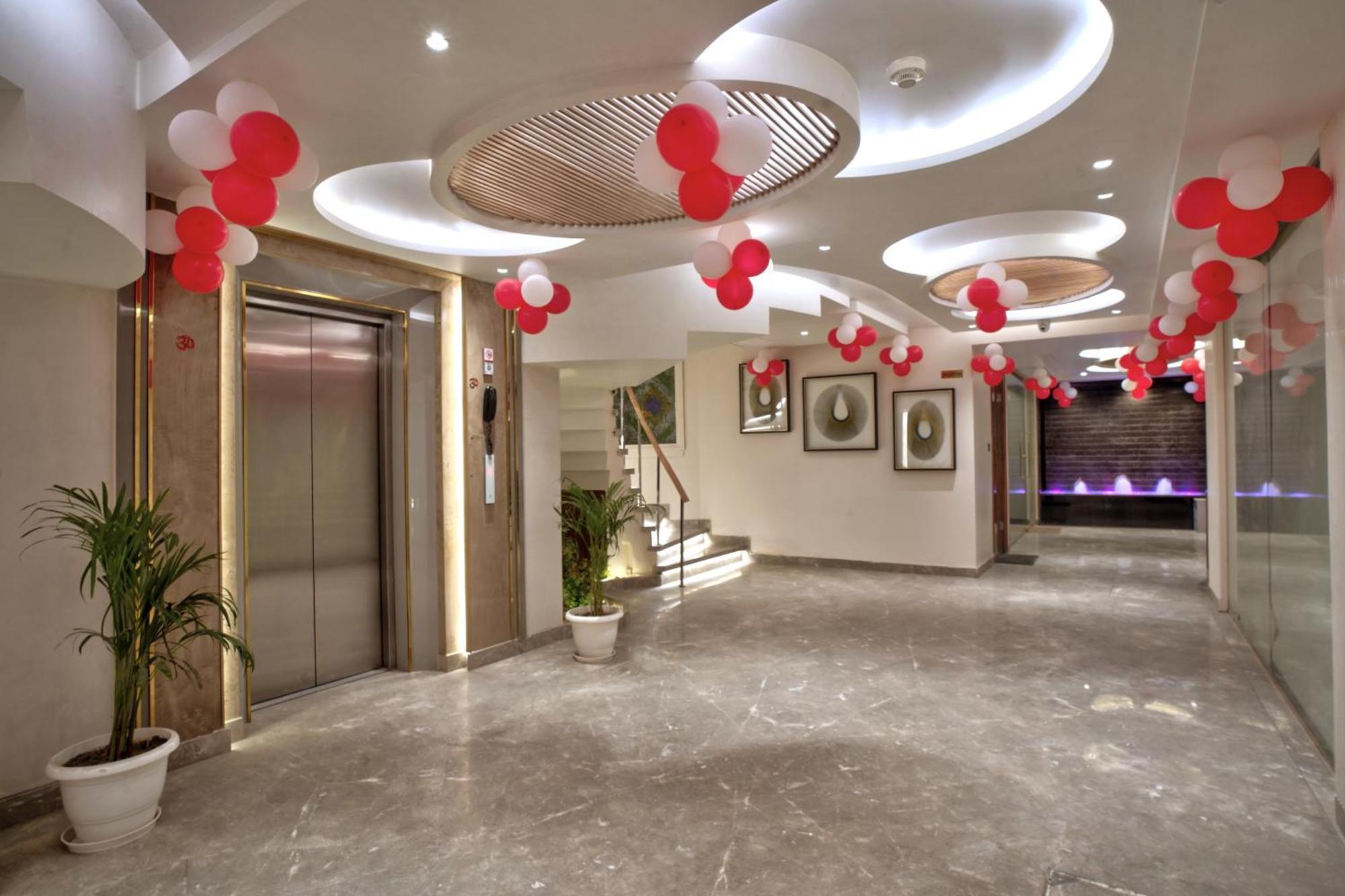 Newly Built Gold The Royal With Rooftop Restaurant - 2Mins Walk From New Delhi Rail Station & 5Mins From Connaught Place Ngoại thất bức ảnh