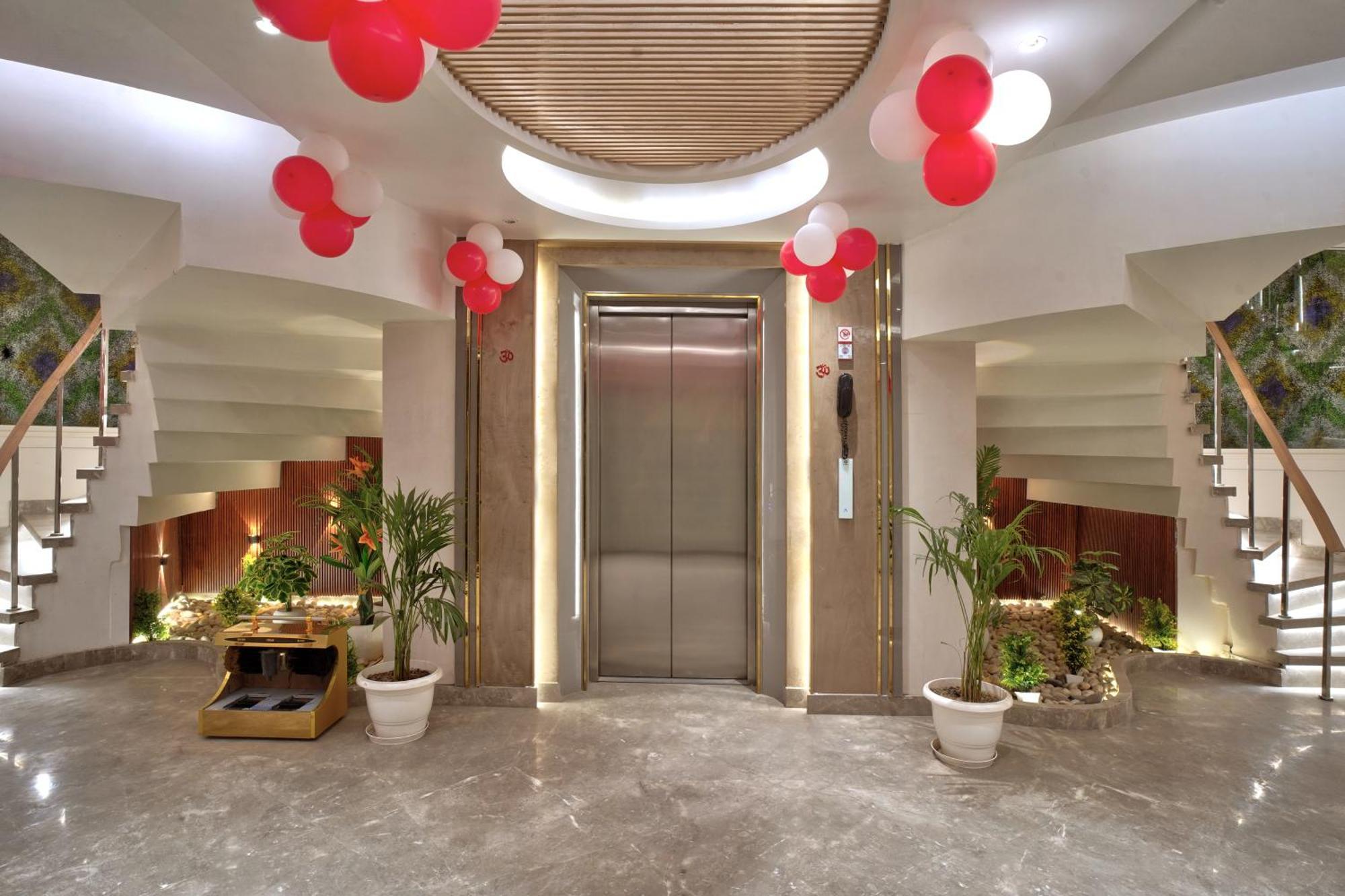 Newly Built Gold The Royal With Rooftop Restaurant - 2Mins Walk From New Delhi Rail Station & 5Mins From Connaught Place Ngoại thất bức ảnh