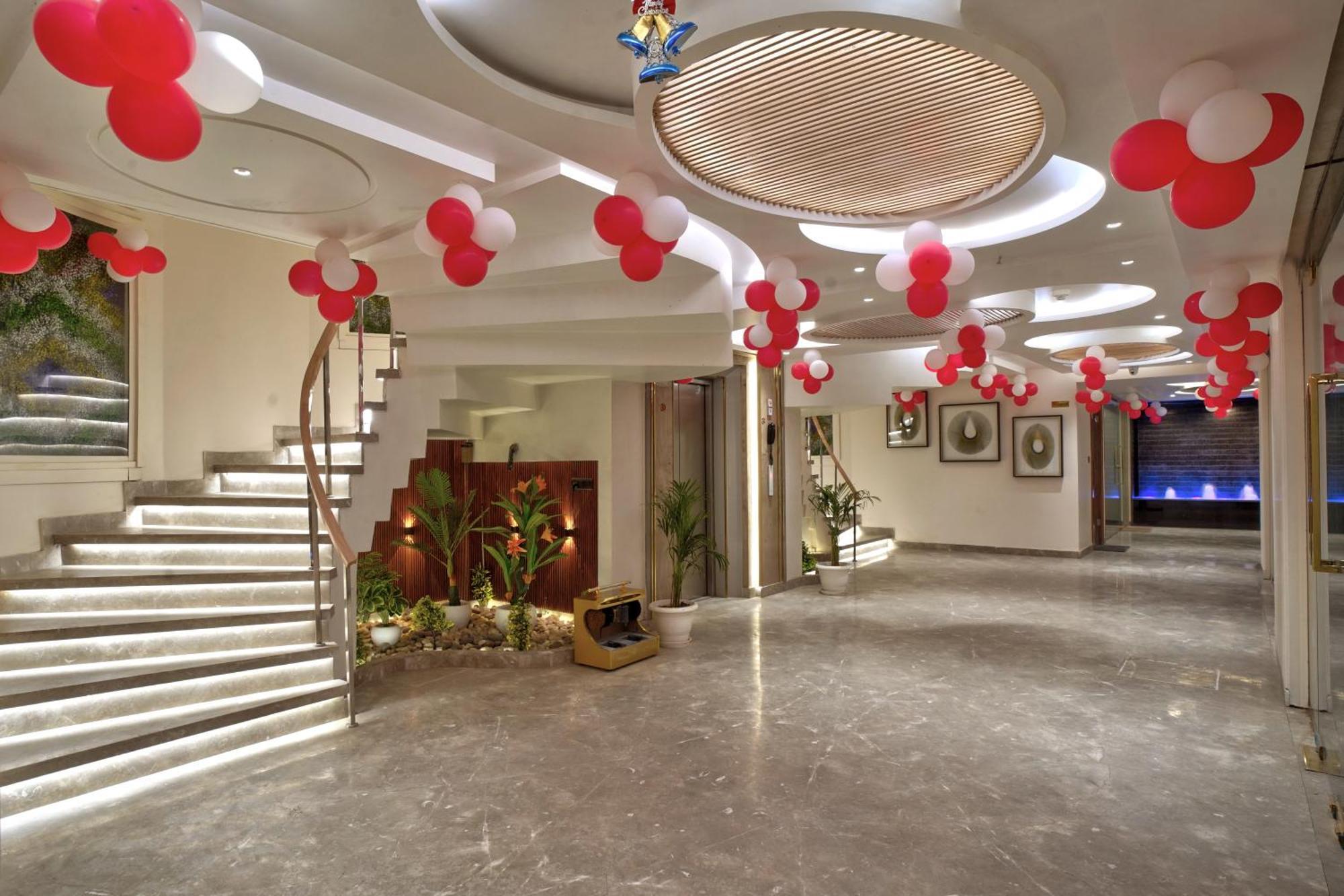 Newly Built Gold The Royal With Rooftop Restaurant - 2Mins Walk From New Delhi Rail Station & 5Mins From Connaught Place Ngoại thất bức ảnh