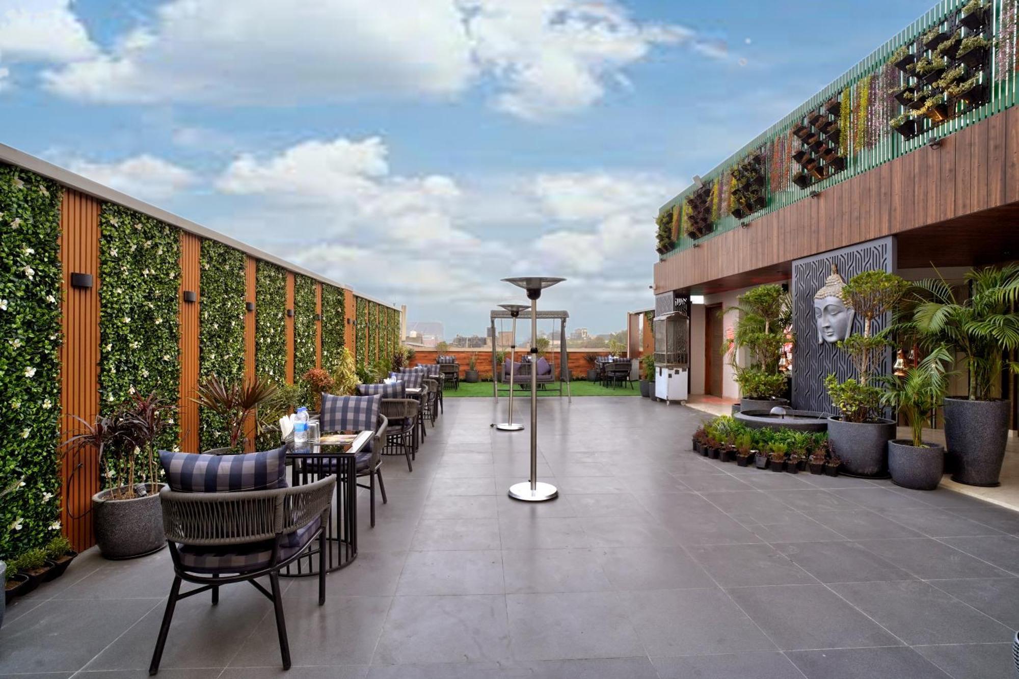 Newly Built Gold The Royal With Rooftop Restaurant - 2Mins Walk From New Delhi Rail Station & 5Mins From Connaught Place Ngoại thất bức ảnh